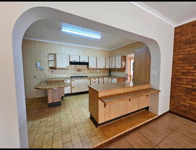 5 BEDROOM HOUSE FOR SALE IN CONSTANTIA KLOOF